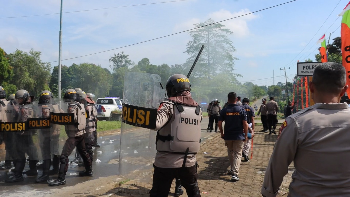 Polres Tanjab Timur. Massa Aliansi Petani Bersatu Kab. Tanjab Timur, berorasi di depan Kantor Bupati Kab Tanjab Timur .