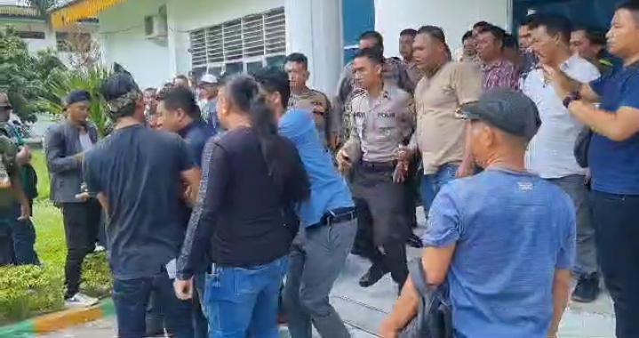 Lapor Pak Kapoldasu !!! Didepan Anggota Polisi, Diduga Puluhan Oknum Preman Mengintimidasi Pemilik CV Saat Diundang Kualifikasi