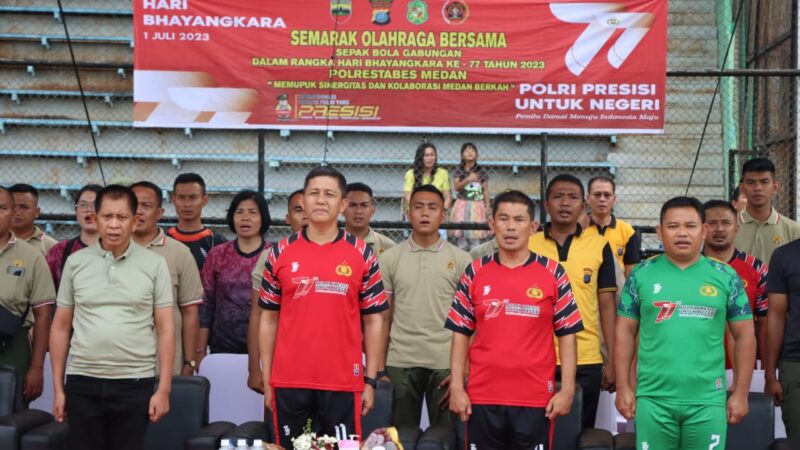 Hari Bhayangkara ke 77, Polrestabes Medan Gelar Pertandingan Persahabatan Sepak Bola Bersama di Stadion Teladan Medan