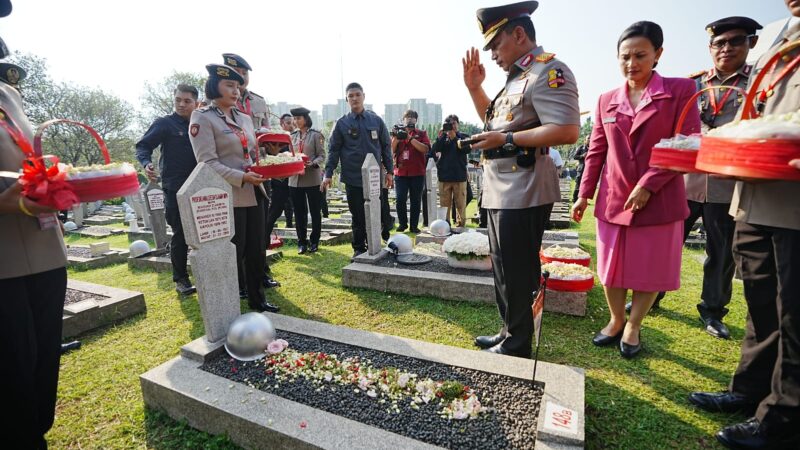 Jelang HUT ke-77 Bhayangkara, Kapolri dan Jajaran Ziarah ke TMP Kalibata