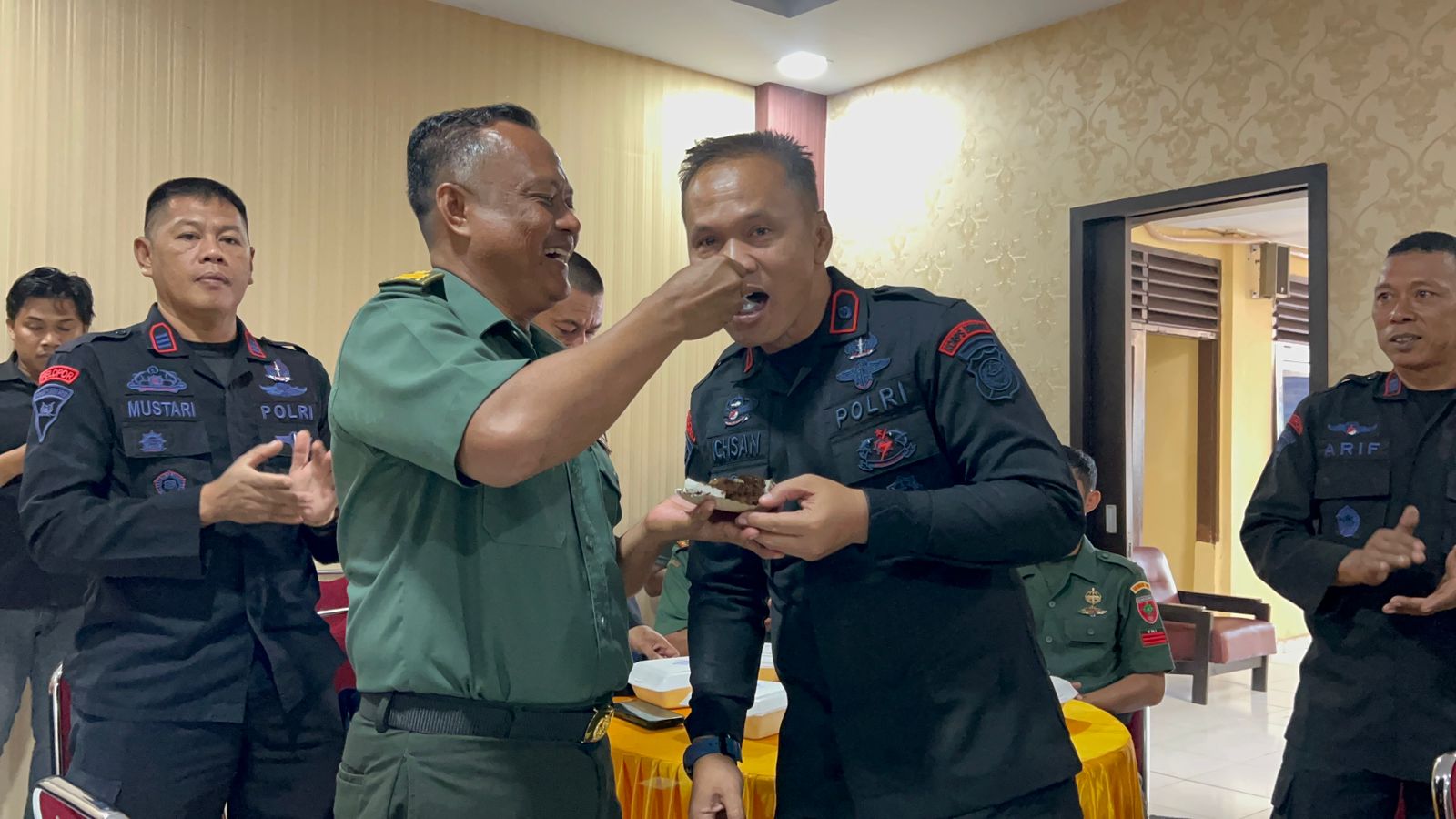 Korem dan Kodim Bone Kompak Beri Kejutan HUT Bhayangkara di Mako Brimob Bo