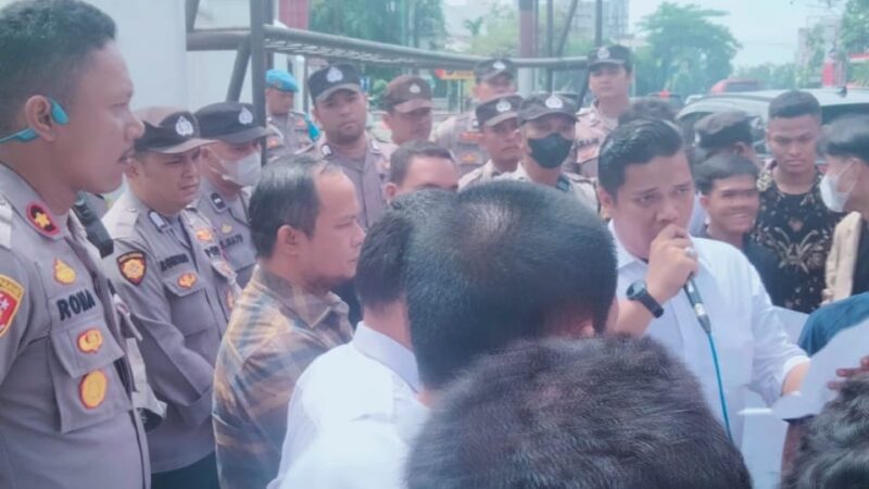 Polrestabes Medan Kawal Demo Massa Aliansi Kawal Pemilu di Bawaslu dan KPU Sumut 