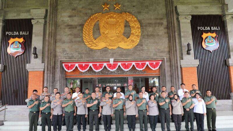 Bersama Rombongan Datangi Mapolda Bali, Kasdam IX/Udayana Beri Kejutan Jajaran Polda Bali