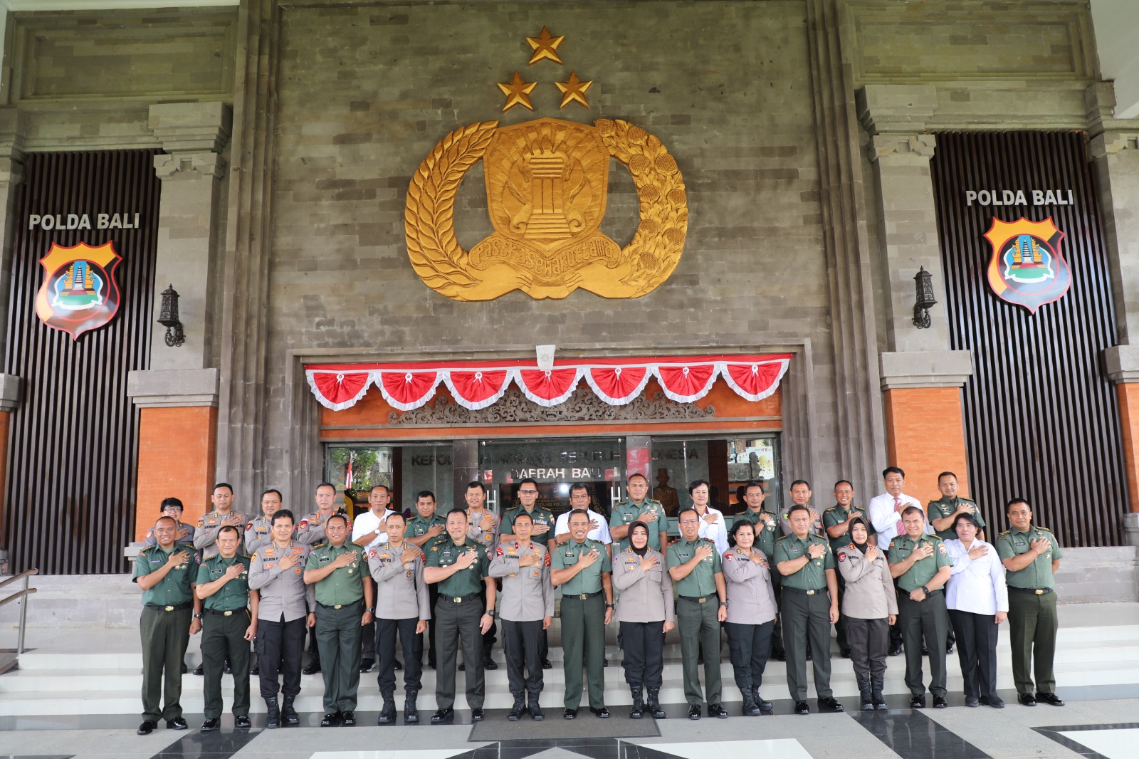 Bersama Rombongan Datangi Mapolda Bali, Kasdam IX/Udayana Beri Kejutan Jajaran Polda Bali