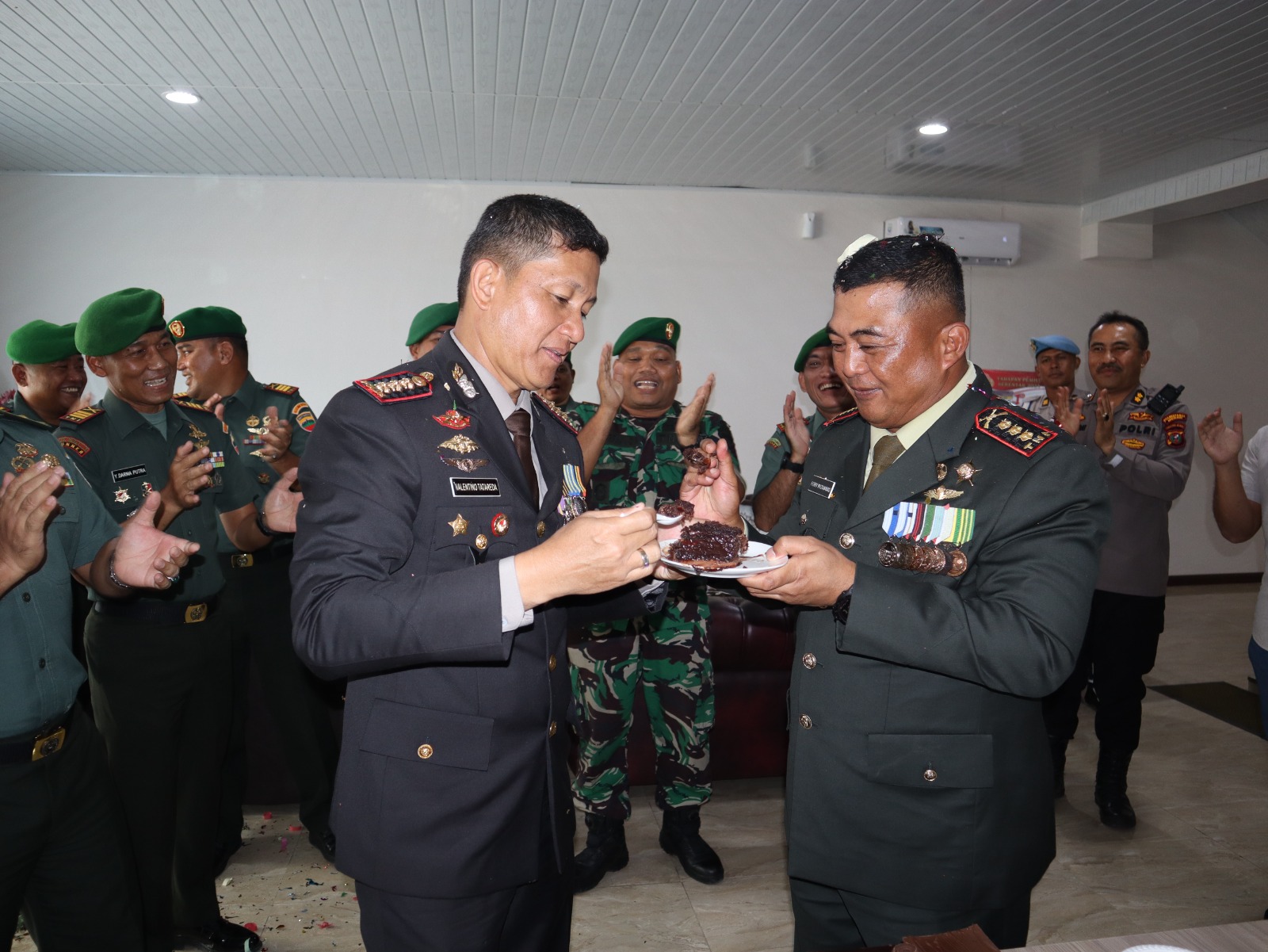 HUT Bhayangkara ke-77, Dandim 0201 Medan Kasih Kejutan ke Kapolrestabes Medan 