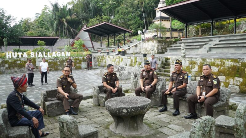 Kunker ke Samosir, Kajati Sumut dan Rombongan Kagumi Desa Adat Batak Huta Siallagan