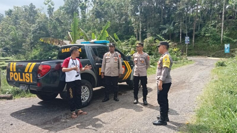 AKP Maskur Kapolsek Songgon Bersama Anggotanya Berikan Bantuan Kepada Masyarakat Terdampak Banjir