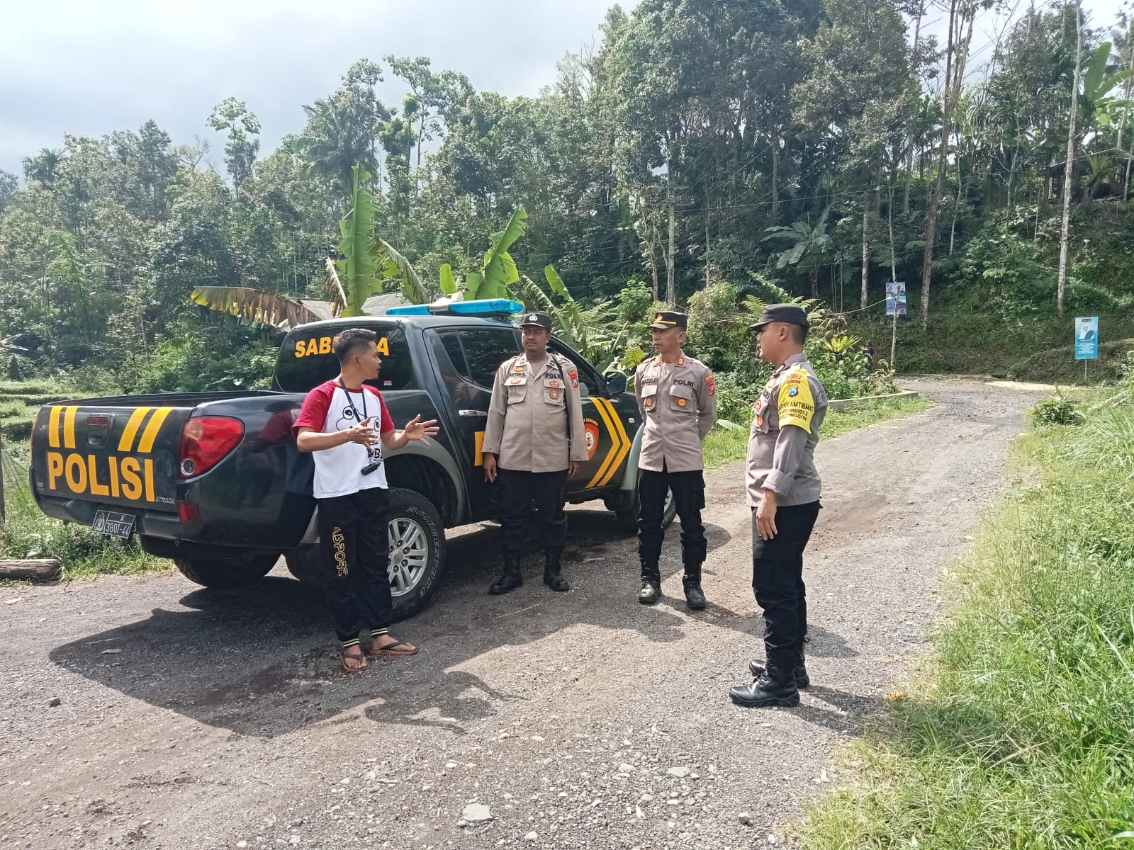 AKP Maskur Kapolsek Songgon Bersama Anggotanya Berikan Bantuan Kepada Masyarakat Terdampak Banjir