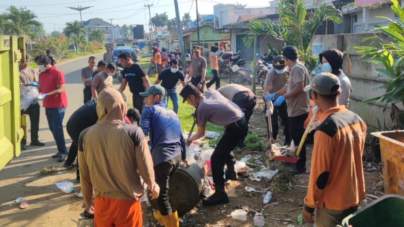 Kepolisian Resor Tanjung Jabung Timur  Bersama Masyarakat Bersihkan Sampah Di TPS (Tempat Pembuangan Sampah)