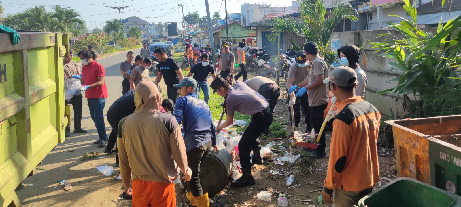 Kepolisian Resor Tanjung Jabung Timur  Bersama Masyarakat Bersihkan Sampah Di TPS (Tempat Pembuangan Sampah)