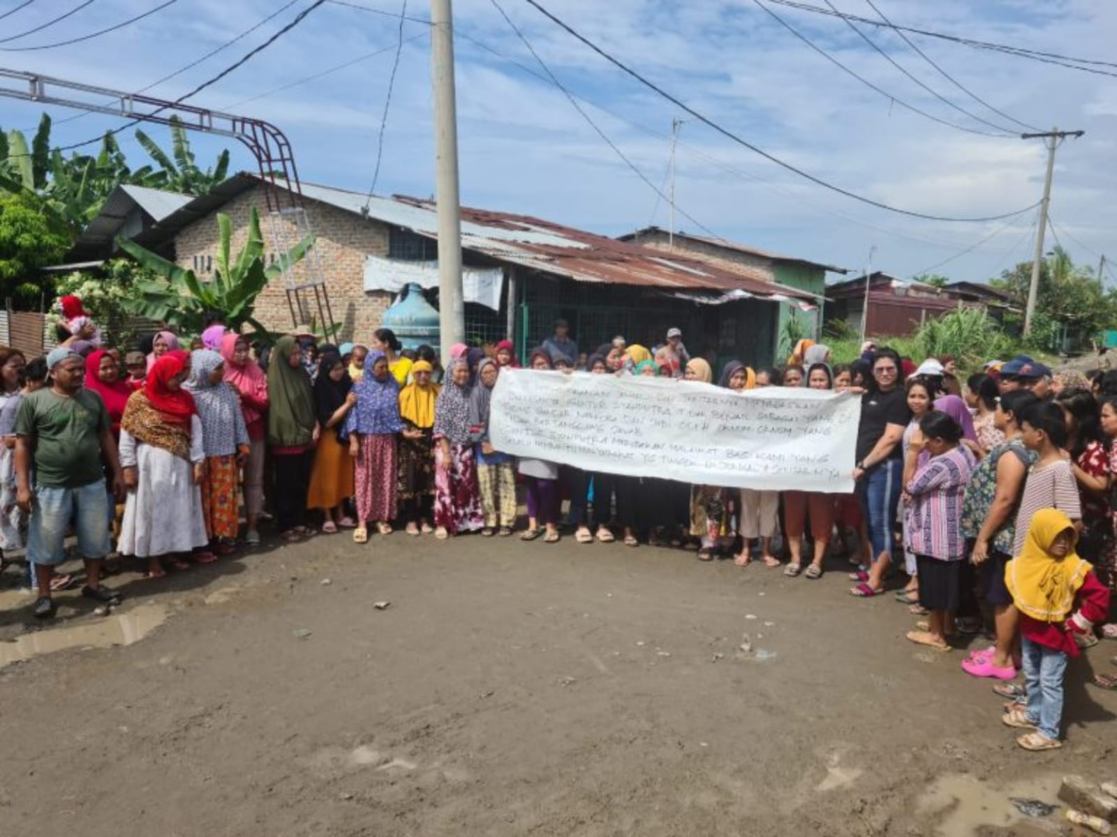 Peduli Kepada Warga Kurang Mampu di Medan, Guntur Bantah Monopoli Narkoba dan Judi 