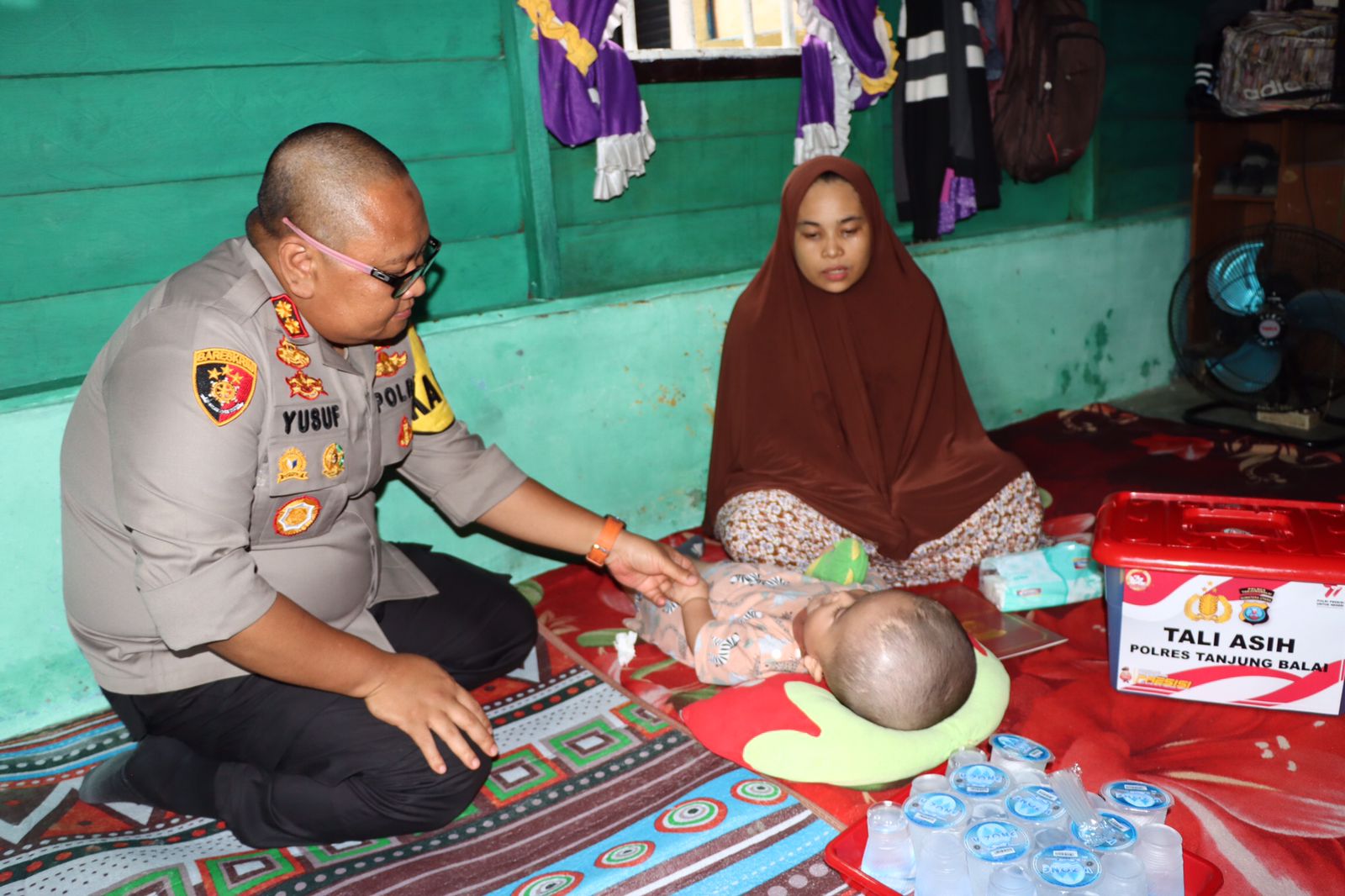 Kapolres Tanjungbalai Berikan Bantuan Tali Asih kepada Balita yang Menderita Penyakit Hidrosefalus Spina Bifida