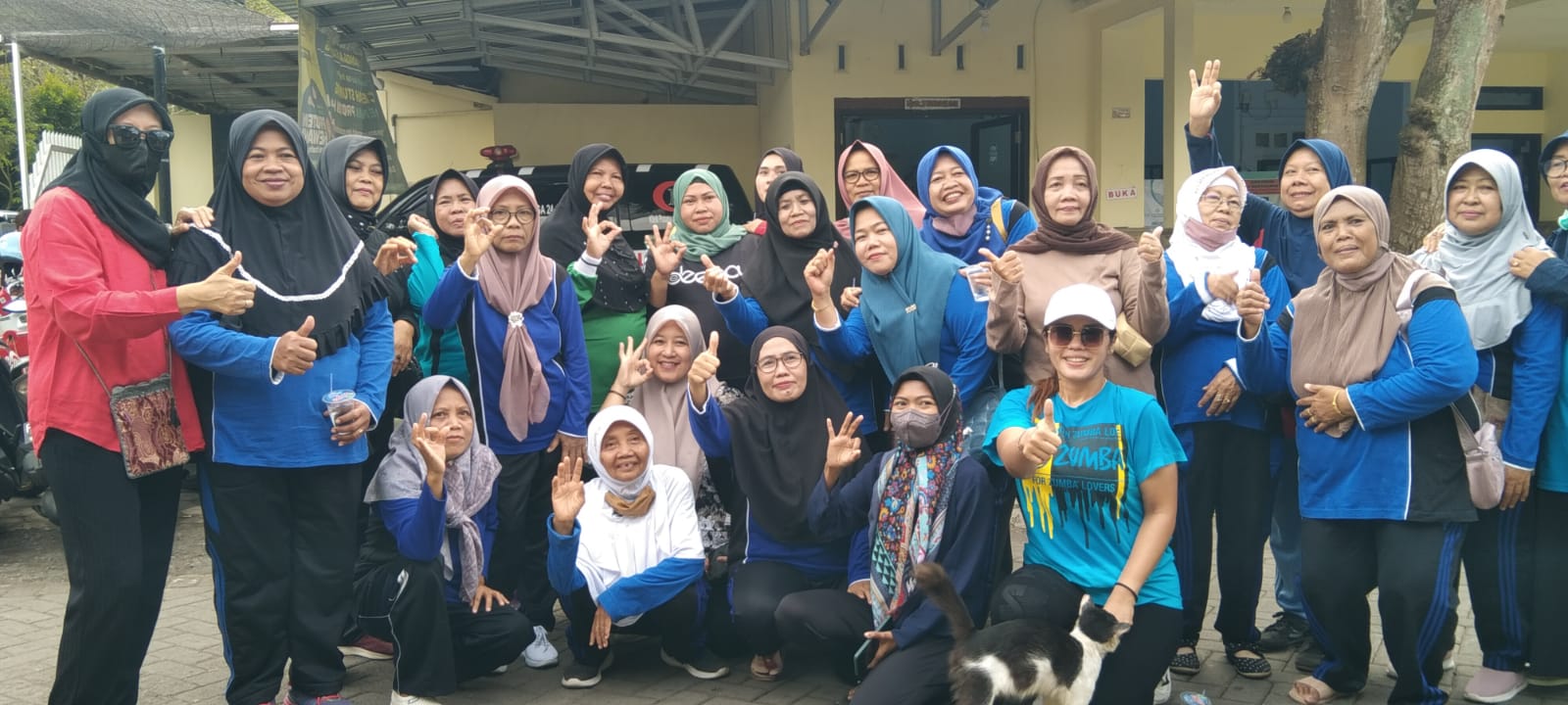 Puluhan Ibu Ibu Peserta senam sehat Meriahkan HUT BPJS Ke 55 di Halaman Klinik dr Didik Sulasmono