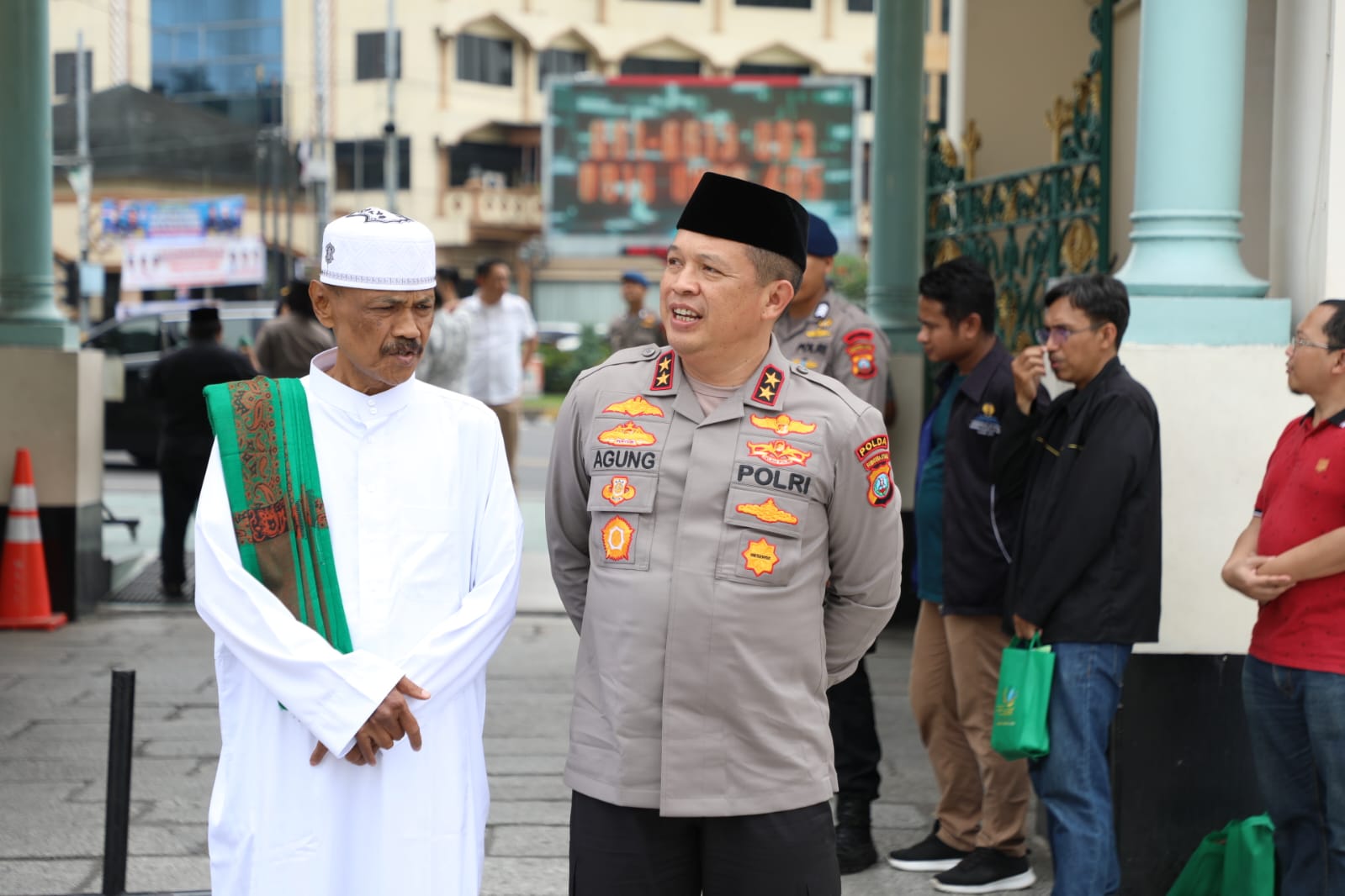 Kapolda Sumut Irjen Pol Agung Setya Tiba di Kualanamu dan Tunaikan Salat di Masjid Raya Al Mashun