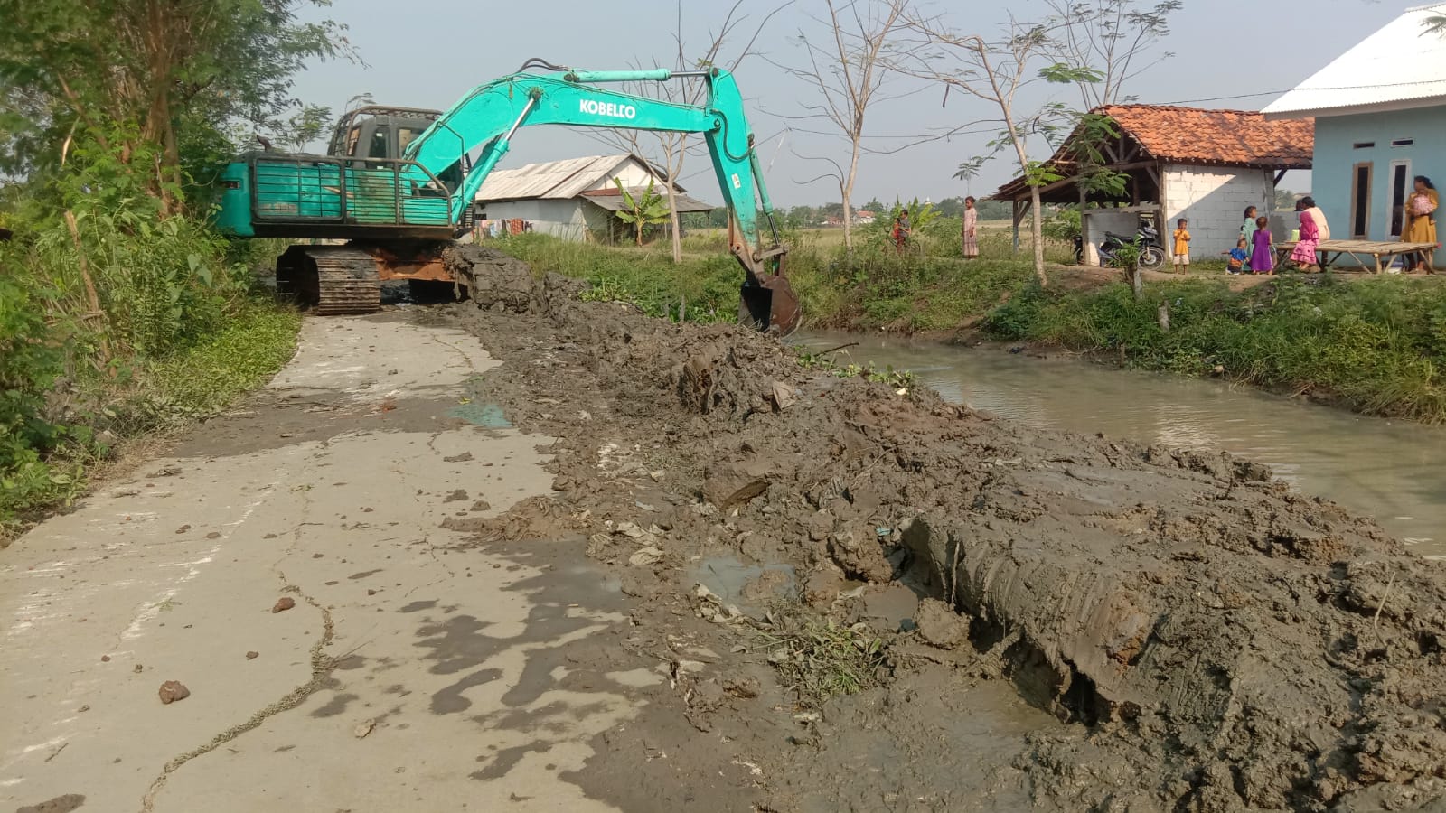 Normalisasi Saluran Irigasi Merusak Jalan Lingkungan Fasilitas Umum