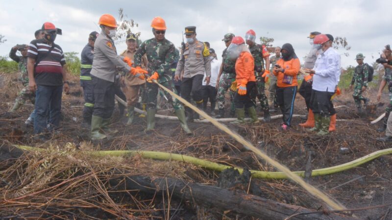 Pangdam XII/Tpr Bersama Kapolda dan Wakil Gubernur Tinjau Lokasi Karhutla