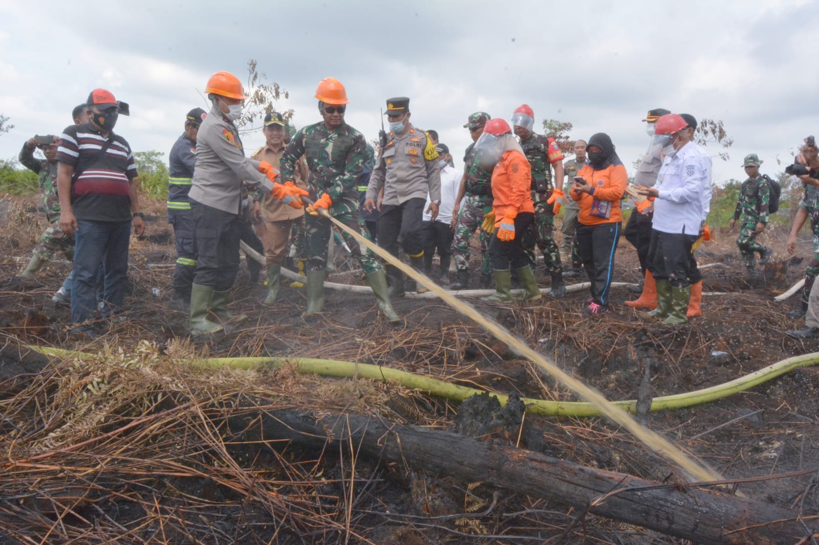 Pangdam XII/Tpr Bersama Kapolda dan Wakil Gubernur Tinjau Lokasi Karhutla