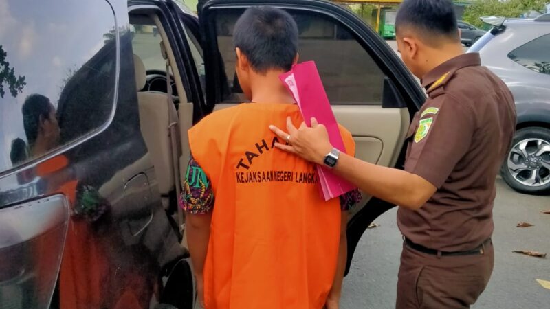 Kejar Langkat Menerima Penyerahan Tersangka dan Barang Bukti Kasus Rokok Ilegal dari Penyidik Bea Cukai