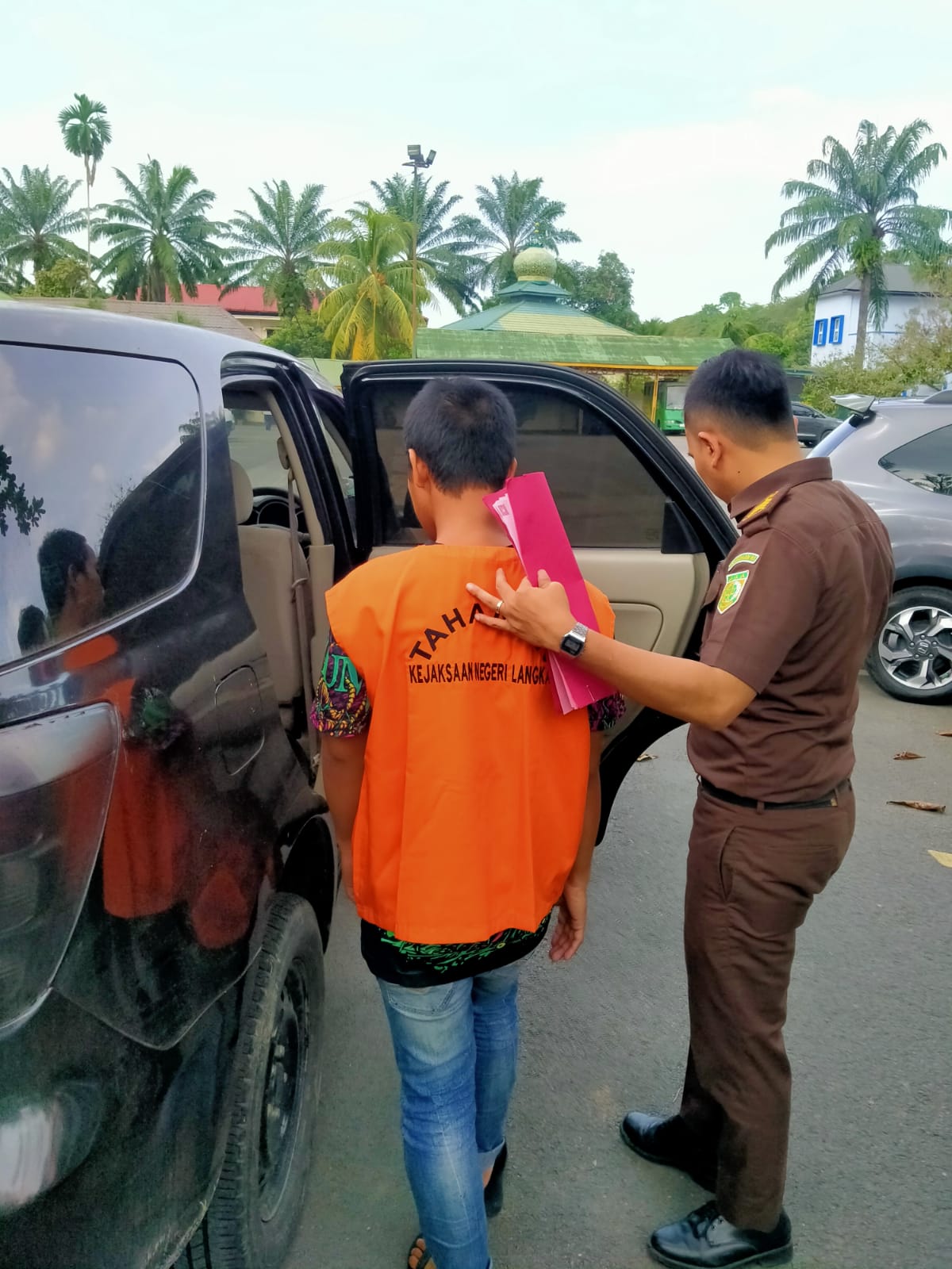 Kejar Langkat Menerima Penyerahan Tersangka dan Barang Bukti Kasus Rokok Ilegal dari Penyidik Bea Cukai