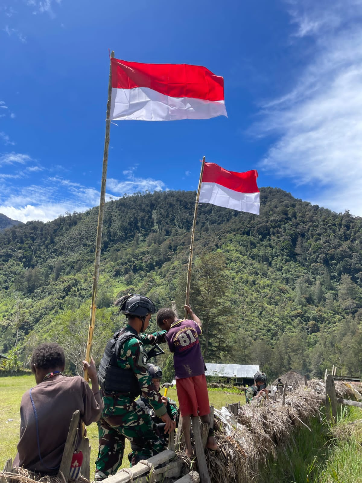 Edukasi Merah Putih Usia Dini di Papua Satgas Mobile Yonif Raider 300/Bjw Siliwangi