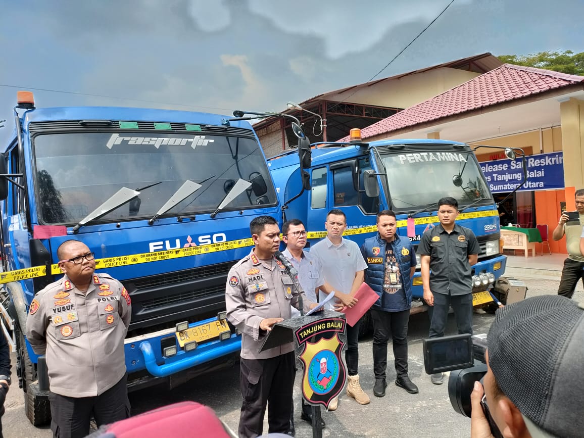 Polda Sumut Bersama Polres Tanjungbalai Gelar Konfrensi Pers Terkait 4 Penindakan Penyalagunaan BBM Solar Bersubsidi dan Non Subsidi. 