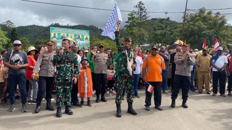 Lepas Kirab Kebangsaan Kab. Pegubin, Dandim 1715/Yahukimo Ajak Seluruh Komponen Bersatu Demi Kemajuan Bangsa