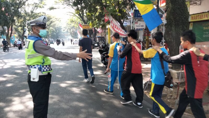 Melayani Dengan Hati, Kapolsek Cicendo Turut Mengamankan Lomba Rally Disabilitas Dalam Rangka Memperingati HUT RI Ke 78