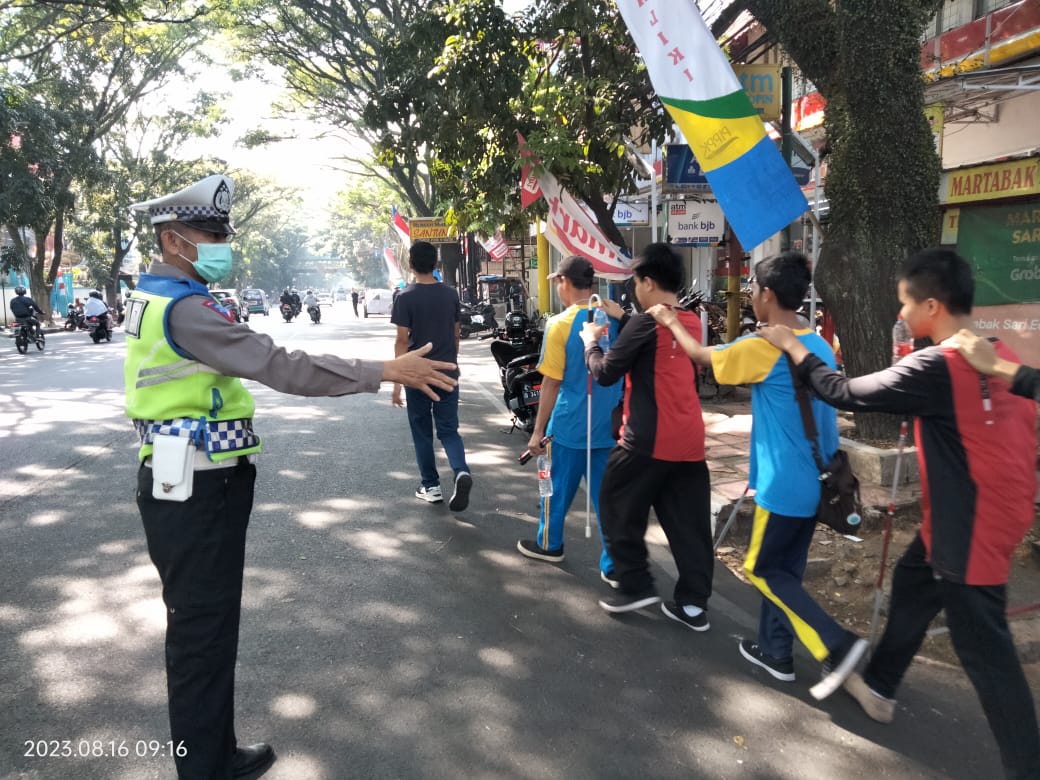 Melayani Dengan Hati, Kapolsek Cicendo Turut Mengamankan Lomba Rally Disabilitas Dalam Rangka Memperingati HUT RI Ke 78