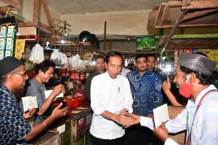 Kunjungi Pasar Sukaramai, Presiden Tinjau Kondisi dan Harga Sejumlah Komoditas Pangan