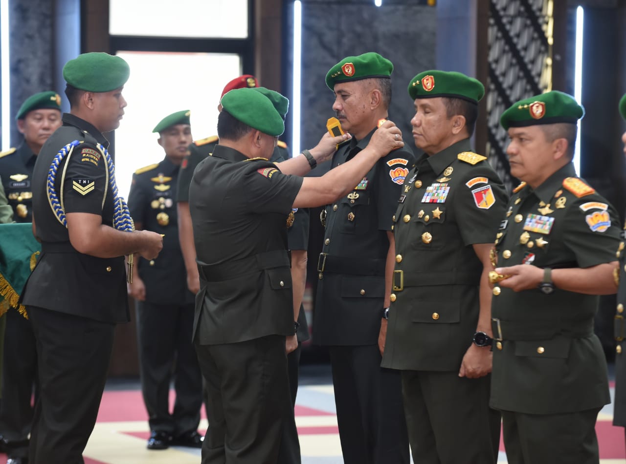 Kepala Staf Angkatan Darat (Kasad), Jenderal TNI Dr. Dudung Abdurachman, memimpin Serah Terima Jabatan (Sertijab) 14 Jabatan Strategis di Lingkungan TNI AD