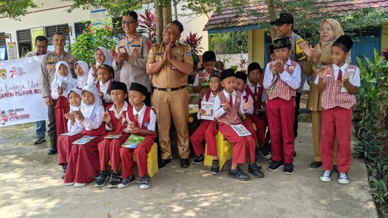 Polri Peduli:Kapolsek SS III Baksos Distribusikan Buku Untuk Pelajar di Wilayah Hukumnya