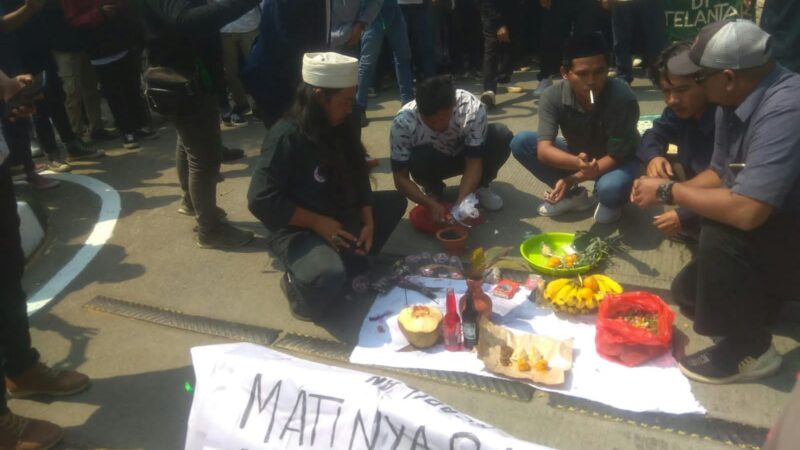 Kaum Penganggur Kepung Kantor Bupati Bekasi