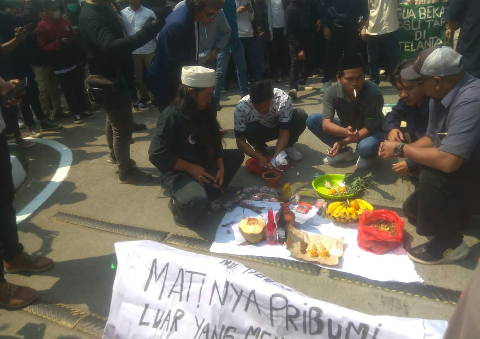 Kaum Penganggur Kepung Kantor Bupati Bekasi