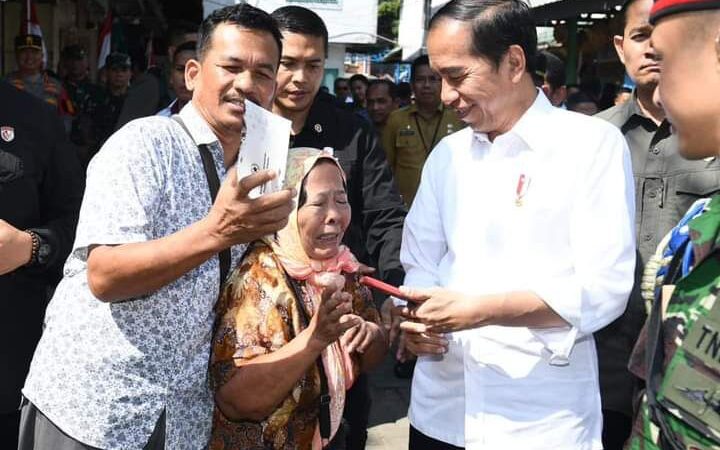 Presiden Jokowi Tinjau Harga Kebutuhan Pokok di Pasar Brahrang