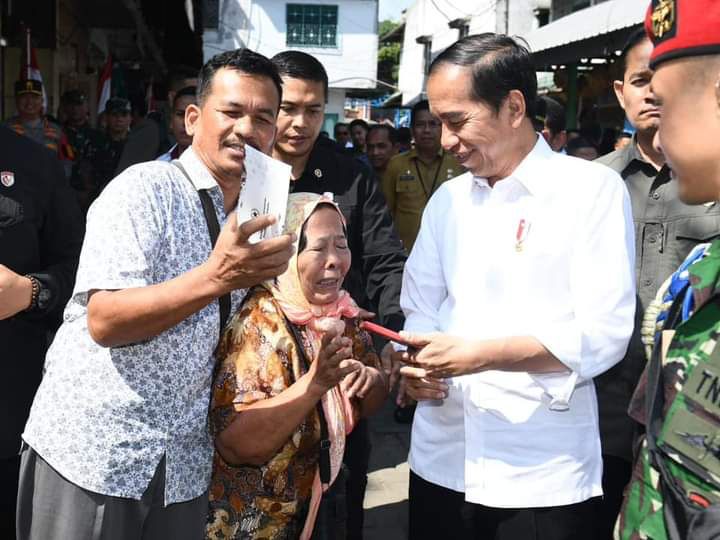 Presiden Jokowi Tinjau Harga Kebutuhan Pokok di Pasar Brahrang