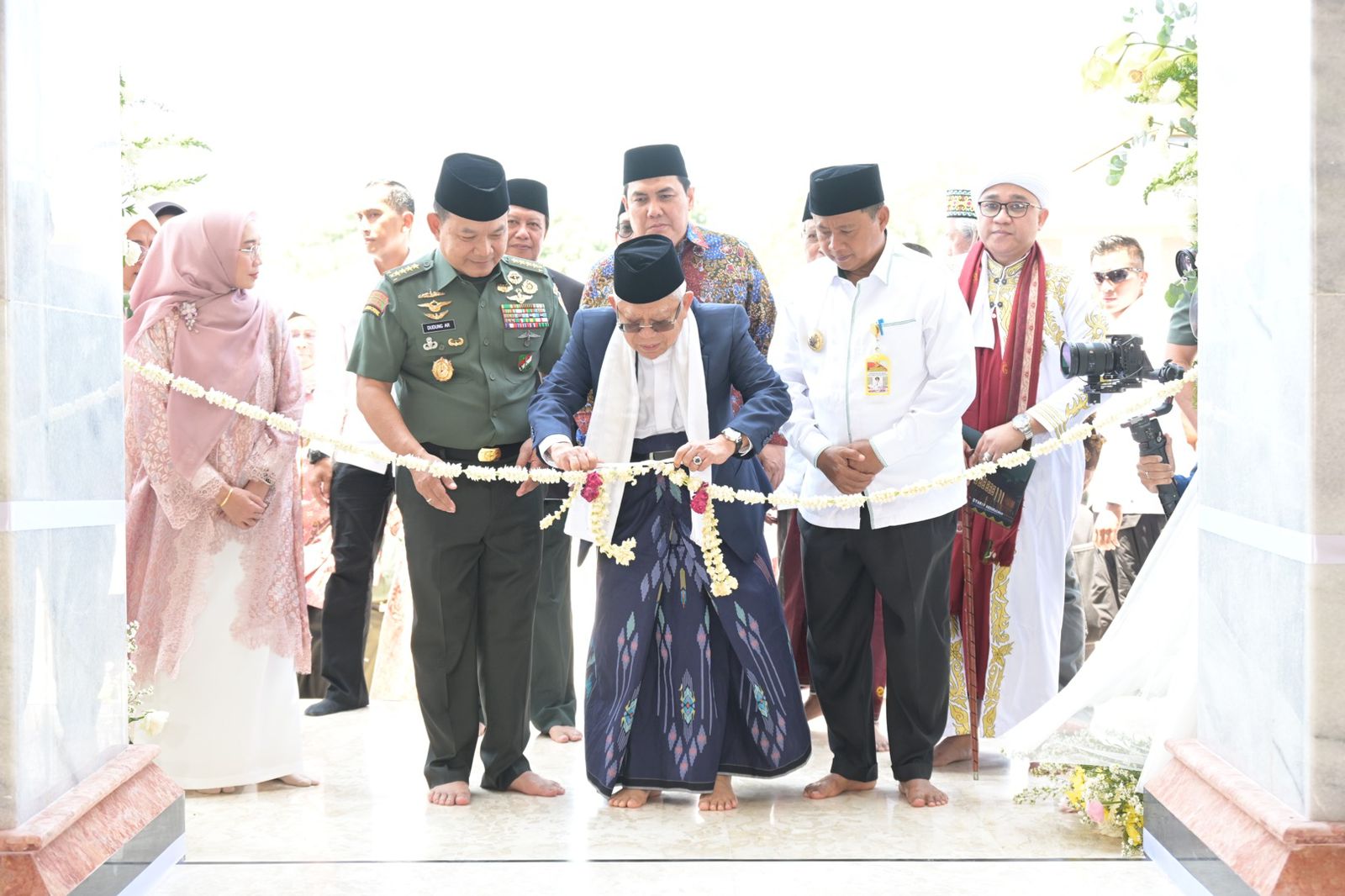 WAPRES MA’RUF AMIN RESMIKAN MASJID SYARIF ABDURACHMAN CIREBON 