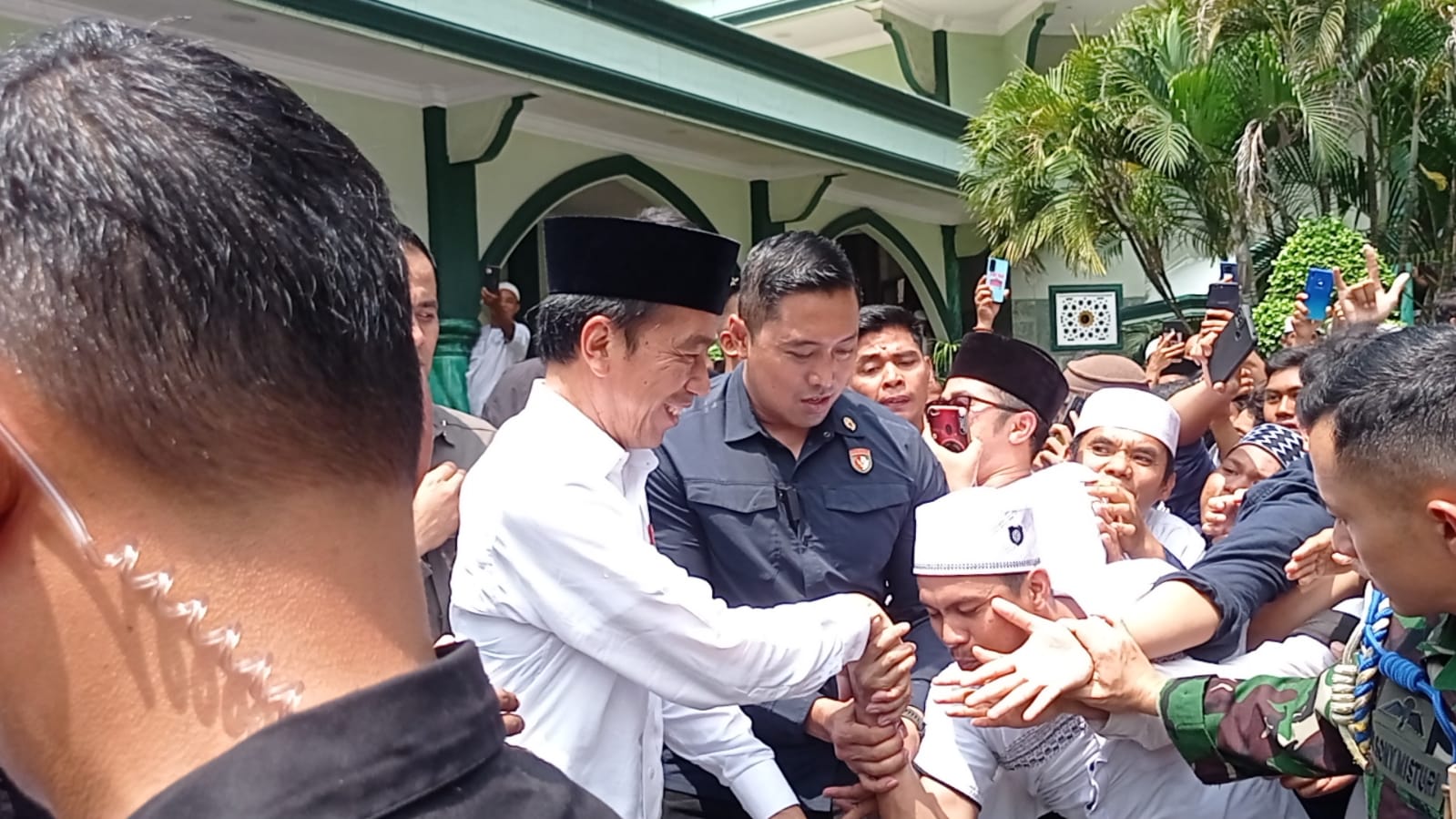 Presiden RI Dikawal Ketat Saat Bertemu Warga di Masjid Musanif 