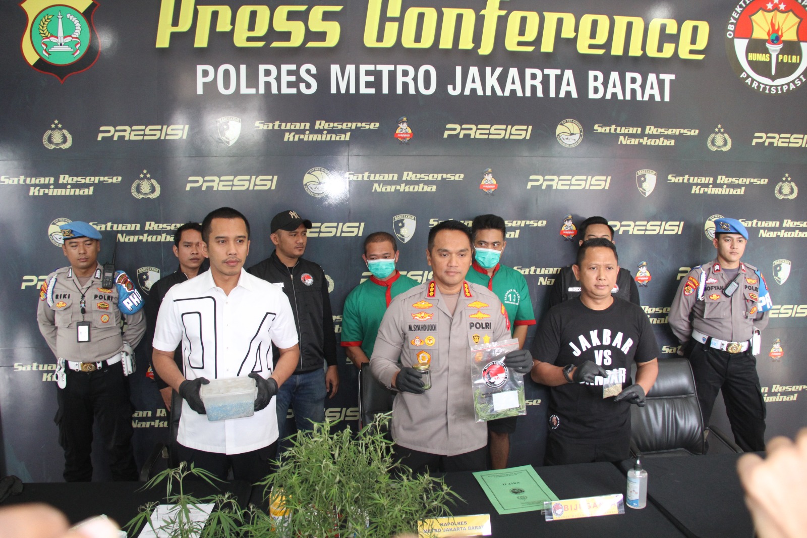 Satuan Reserse Narkoba Polres Metro Jakarta Barat Mengamankan Pesulap Berinisial IAS als Oge Arthemus Terkait Atas Kepemilikan Tanaman Jenis Ganja