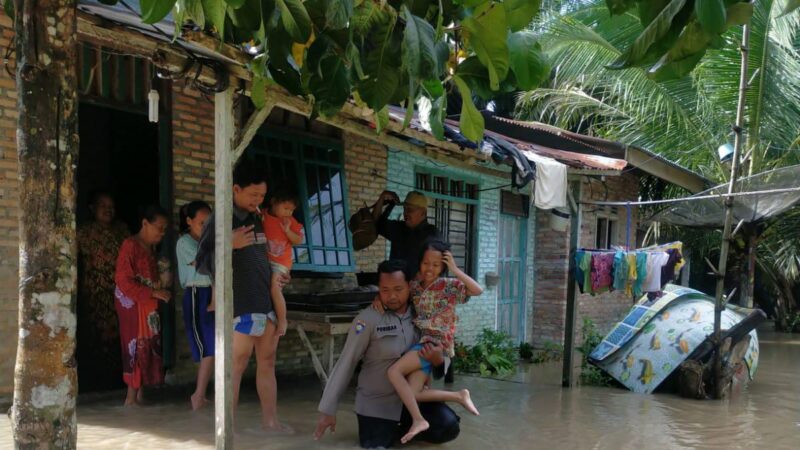 Dengan Sigap Personil Polsek Kualuh Hulu Bantu Evakuasi Warga Korban Banjir