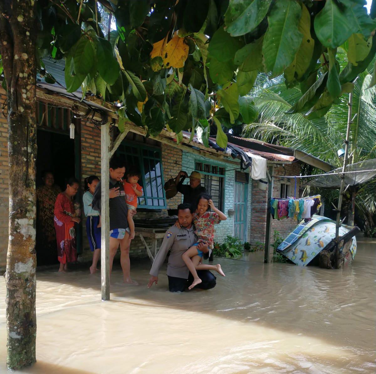 Dengan Sigap Personil Polsek Kualuh Hulu Bantu Evakuasi Warga Korban Banjir