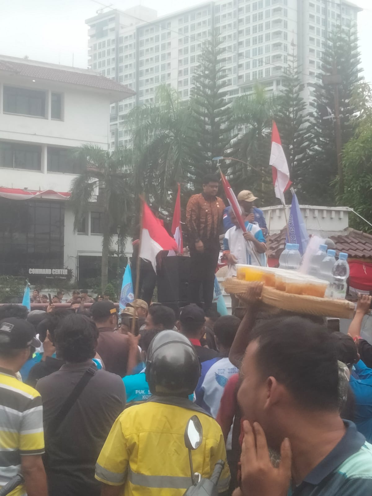 Dikawal Polisi, Ratusan Buruh Geruduk Kantor Walikota Medan, Minta Cabut UU Cipta Kerja