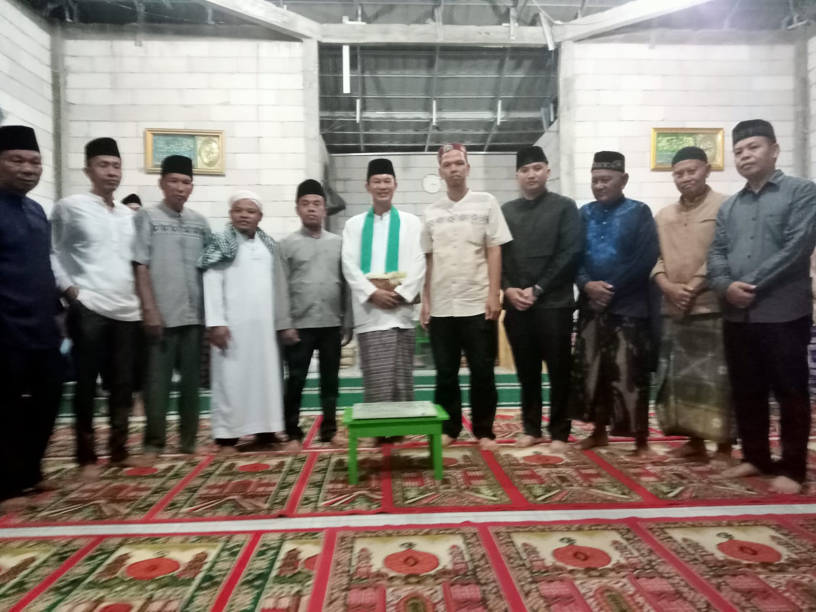 Aipda Muhammad Aliudin, Sh terima bantuan dari Wali Kota Palembang untuk Mushola Al-Hikmah Sungki