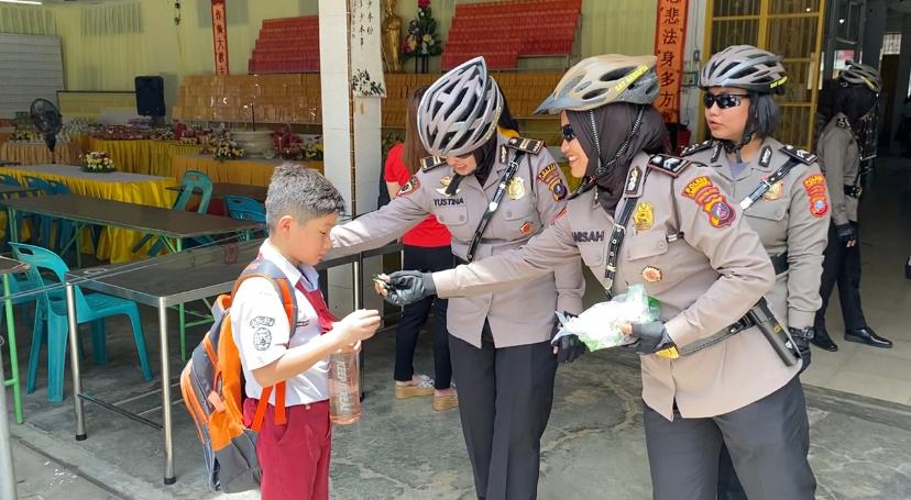 Tim Patroli Sepeda Polwan Presisi Polres Labuhanbatu, berbagi kebaikan di Hari Jum’at