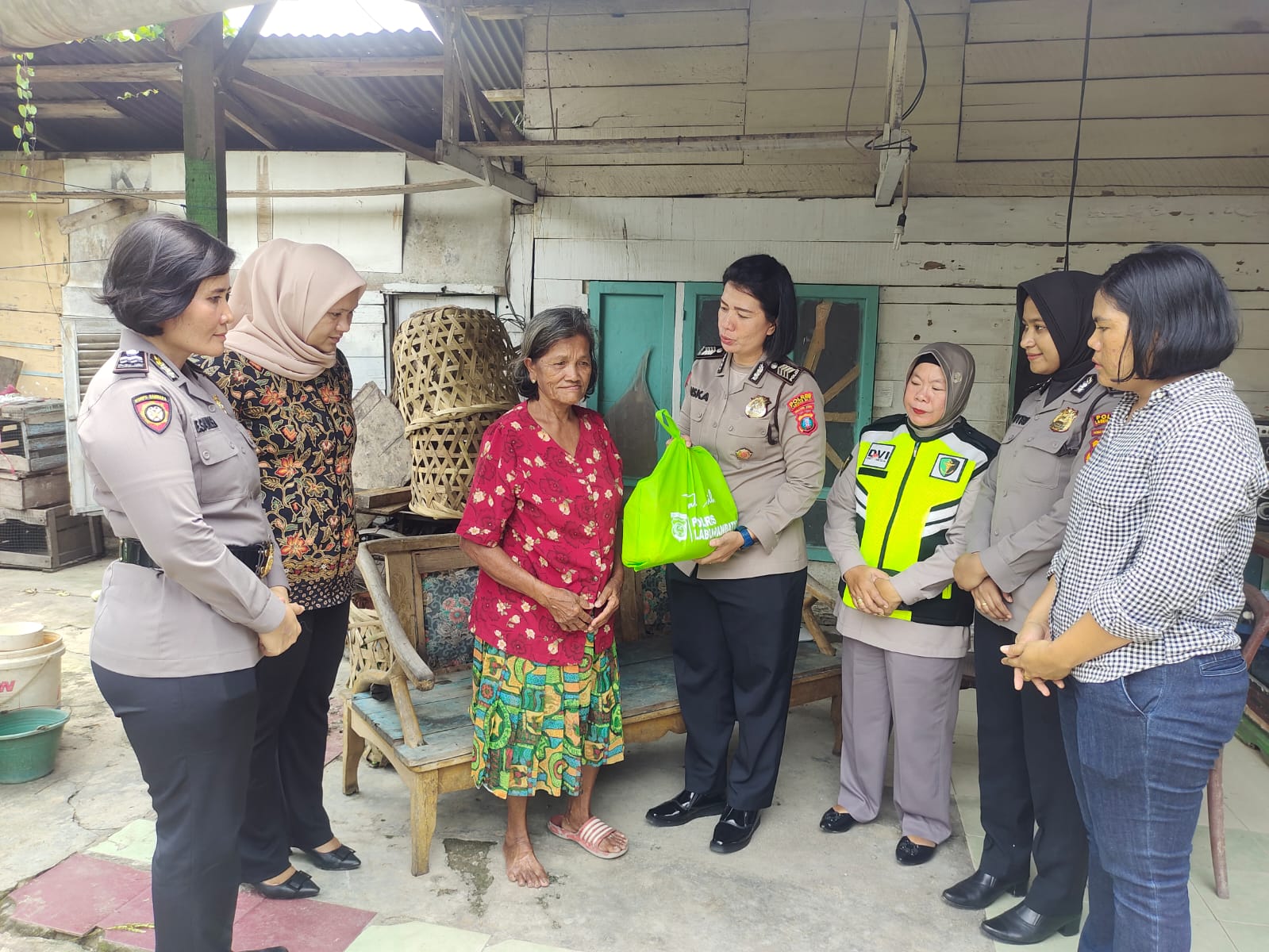 Rayakan HUT Polwan Polres Labuhanbatu Berbagi Kasih Bersama Janda Dan Lansia