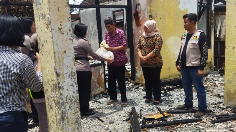 Polwan Polres Labuhanbatu Berbagi Kasih: Sembako untuk Korban Kebakaran saat Hut Polwan ke-75