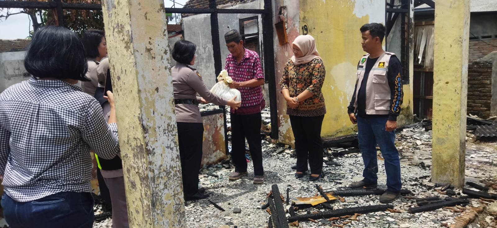 Polwan Polres Labuhanbatu Berbagi Kasih: Sembako untuk Korban Kebakaran saat Hut Polwan ke-75