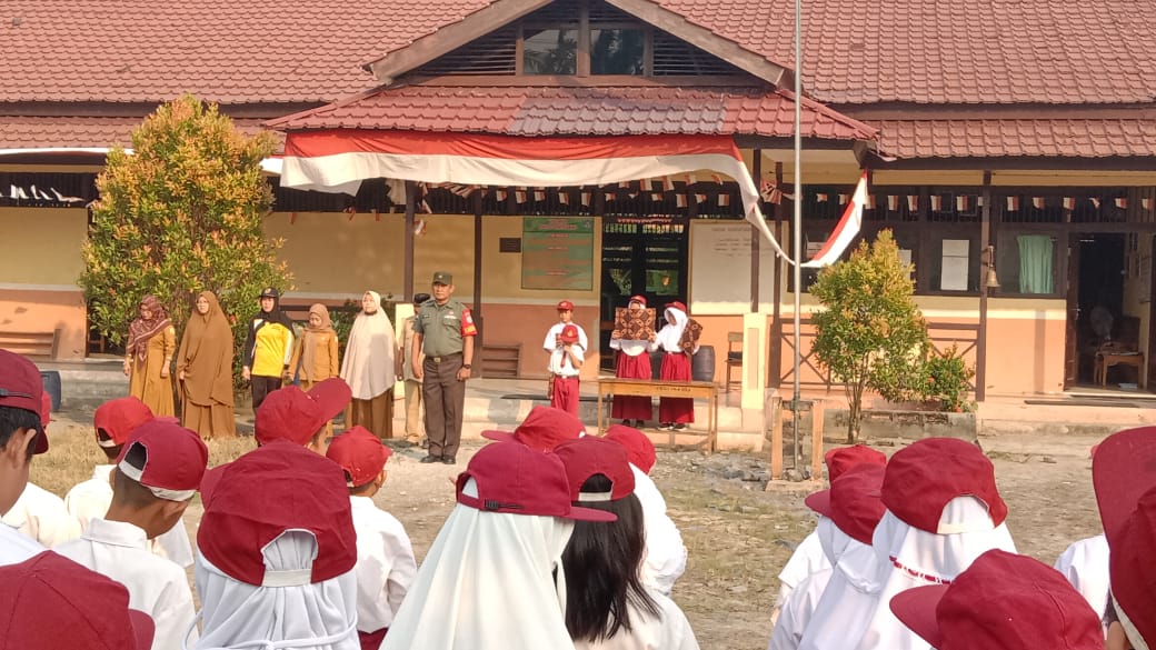 Babinsa Sentebang Menjadi Inspektur Upacara Penaikan Bendera Di Sekolah Dasar