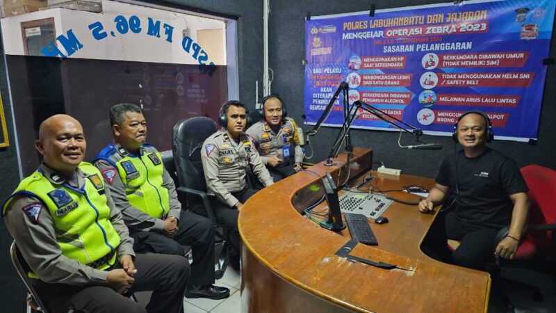 Kasat Lantas _Talkshow_ di Radio RSPD FM Rantauprapat 