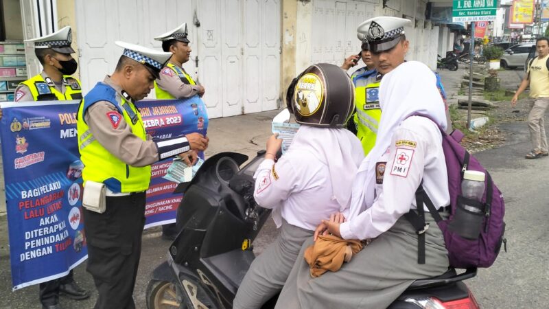 Berboncengan naik sepeda motor harus menggunakan Helm SNI