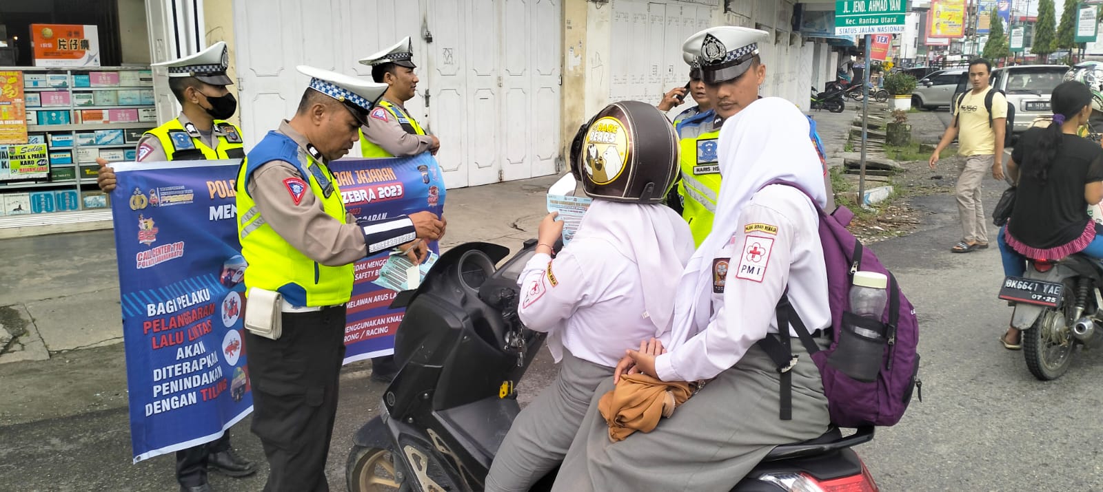 Berboncengan naik sepeda motor harus menggunakan Helm SNI